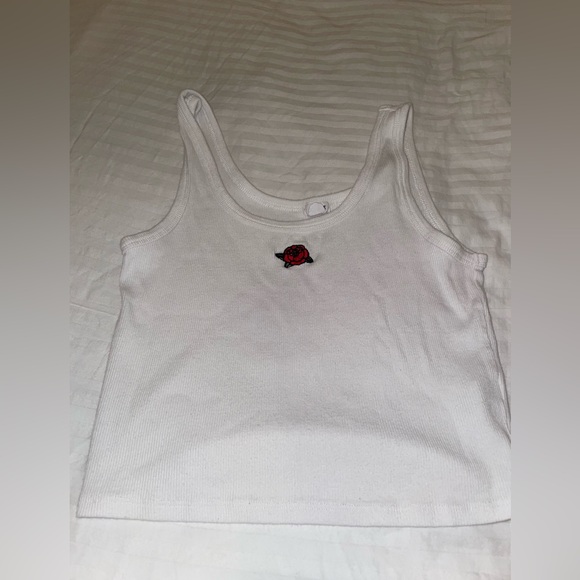 Cute white top with rose 🌹 - Picture 1 of 1
